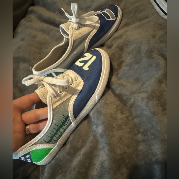 Custom seahawk tennis shoes!!! 💙💚 size 8 - Picture 2 of 4